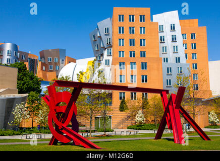 Sculpture métal rouge campus du MIT par l'artiste Mark di Suvero dans l'avant-plan et l'emblématique Centre de Stata par l'architecte Frank Gehry dans l'arrière-plan Banque D'Images