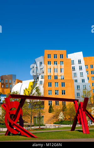 Sculpture métal rouge campus du MIT par l'artiste Mark di Suvero dans l'avant-plan et l'emblématique Centre de Stata par l'architecte Frank Gehry dans l'arrière-plan Banque D'Images
