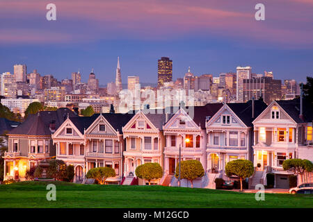 Twilight à la Painted Ladies donnant sur les toits de San Francisco, California, USA Banque D'Images