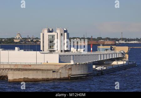 Blocage de ROTATION SUR LE BARRAGE DE ST.PETERSBURG, KRONSTADT, l'île de KOTLIN, Russie Banque D'Images