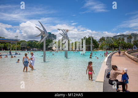 La piscine intérieure de l'esplanade de Cairns, au coeur de la ville, populaire auprès des résidents pour un passage sur une chaleur tropicale,jour,Cairns Far North Queensland Banque D'Images