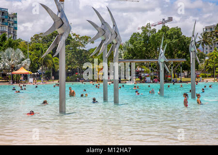 La piscine intérieure de l'esplanade de Cairns, au coeur de la ville, populaire auprès des résidents pour un passage sur une chaleur tropicale,jour,Cairns Far North Queensland Banque D'Images