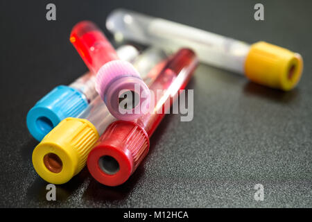 Tubes à vide pour recueillir des échantillons de sang dans le laboratoire Banque D'Images