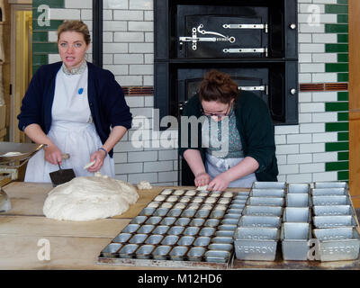 STANLEY, County Durham/UK - 20 janvier : deux femmes qui travaillent dans une ancienne boulangerie dans le Nord de l'Angleterre Open Air Museum à Stanley, County Durham le 20 janvier 2018. Femmes non identifiées Banque D'Images