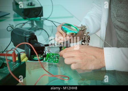 Ingénieur ou réparations de haute technologie de circuit électronique cassée, peu profond, DOF se concentrer sur la fin de l'épiler. Banque D'Images