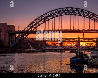 NEWCASTLE-UPON-TYNE, Tyne et Wear/UK - 20 janvier : Coucher de soleil sur les ponts de Newcastle Upon Tyne, Tyne and Wear, le 20 janvier, 2018 Banque D'Images