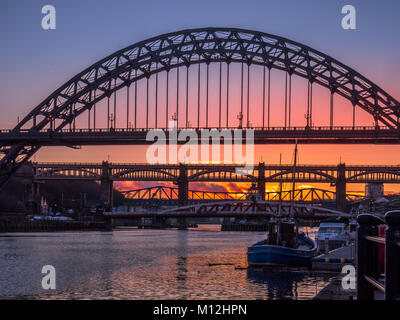 NEWCASTLE-UPON-TYNE, Tyne et Wear/UK - 20 janvier : Coucher de soleil sur les ponts de Newcastle Upon Tyne, Tyne and Wear, le 20 janvier, 2018 Banque D'Images