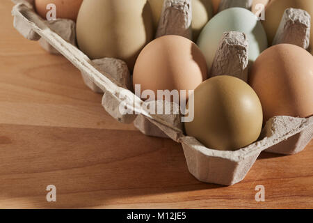 Les oeufs de poules multicolores d'héritage Banque D'Images