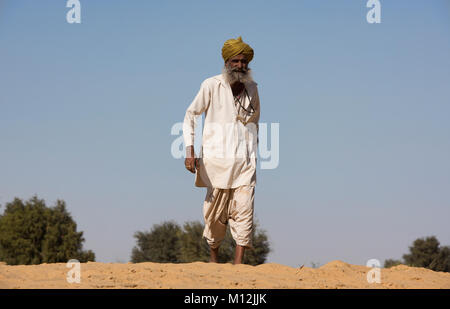 Vieil homme dans le désert de Thar, Rajasthan, Inde Banque D'Images