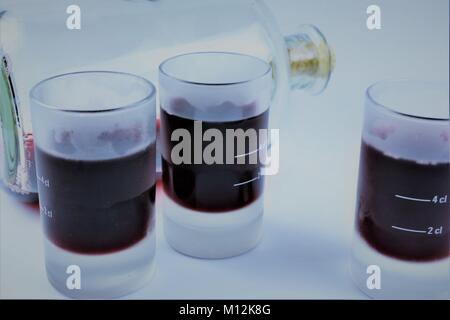 Un concept image d'une liqueur avec des verres congelés Banque D'Images
