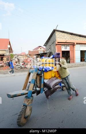 Chukudu est un vélo traditionnel en bois transportant des marchandises à Goma et l'Est du Congo. Banque D'Images