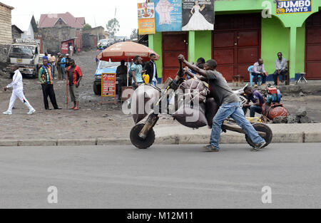 Chukudu est un vélo traditionnel en bois transportant des marchandises à Goma et l'Est du Congo. Banque D'Images