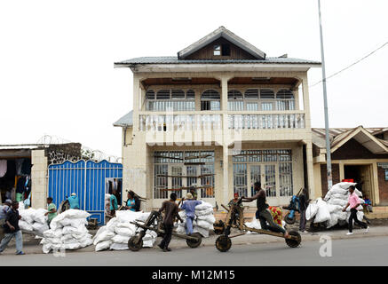 Chukudu est un vélo traditionnel en bois transportant des marchandises à Goma et l'Est du Congo. Banque D'Images