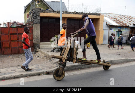 Chukudu est un vélo traditionnel en bois transportant des marchandises à Goma et l'Est du Congo. Banque D'Images