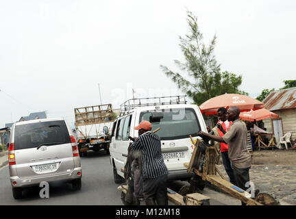 Chukudu est un vélo traditionnel en bois transportant des marchandises à Goma et l'Est du Congo. Banque D'Images