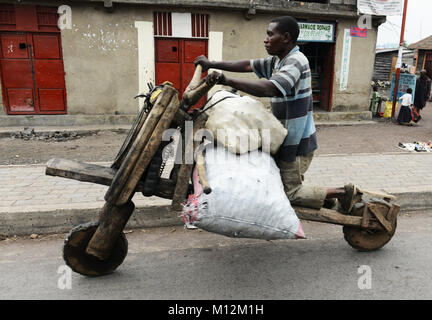 Chukudu est un vélo traditionnel en bois transportant des marchandises à Goma et l'Est du Congo. Banque D'Images