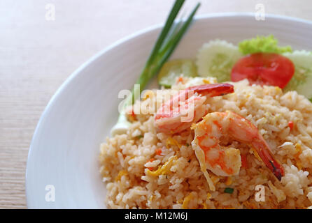 Riz frit style thaï aux crevettes ou Khao Pad Goong sur une plaque blanche Banque D'Images
