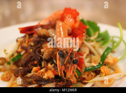 Thai Style Sauté de Riceberry ou nouilles Pad Thaï de crevettes en tête servi sur plaque blanche Banque D'Images