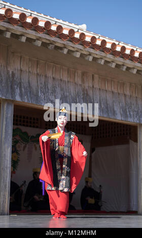 Les îles Ryukyu traditionnelle danse de cour au château de Shuri, festival du Nouvel An La ville de Naha, Okinawa, Japon Banque D'Images