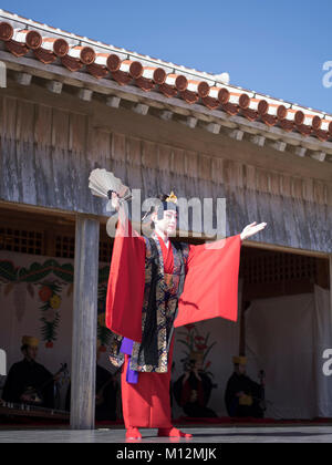 Les îles Ryukyu traditionnelle danse de cour au château de Shuri, festival du Nouvel An La ville de Naha, Okinawa, Japon Banque D'Images