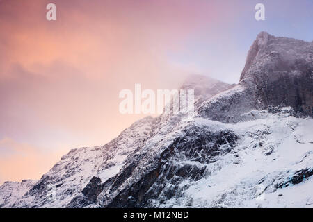 Au début de l'hiver matin dans la vallée de Romsdalen, Møre og Romsdal (Norvège). Banque D'Images