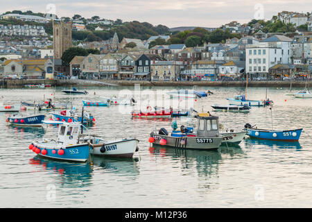 Les bateaux de pêche à l'intérieur du Port, St Ives, Cornwall Banque D'Images