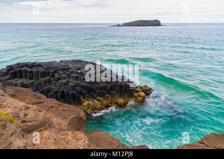 Formations rock hexagonal en forme de croissant à la tête de Fingal, Australie Banque D'Images