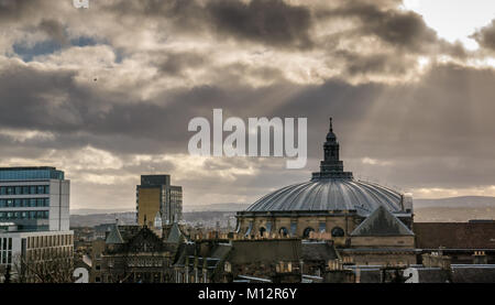 Toit de McEwan Hall, Université d'Édimbourg, l'hôtel de l'obtention du diplôme et Appleton Tower, avec moody ciel sombre et lumière stream, Édimbourg, Écosse, Royaume-Uni Banque D'Images