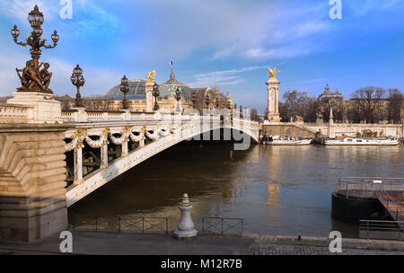 Le pont Alexandre III est un pont en arc pont qui enjambe la Seine à Paris. Il est largement considéré comme le plus fleuri, pont extravagants dans la ville Banque D'Images