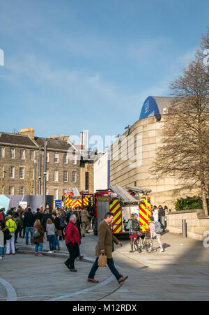 Les pompiers assistant à une fausse alarme à Potterow University of Edinburgh Students Association, Bisto Square, Edinburgh, Écosse, Royaume-Uni Banque D'Images