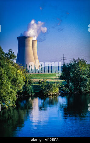 Union européenne énergie atomique, centrale nucléaire fournissant de l'électricité aux pays d'europe. Nuages de fumée des tours d'exploitation. Banque D'Images