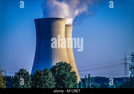 Union européenne énergie atomique, centrale nucléaire fournissant de l'électricité aux pays d'europe. Nuages de fumée des tours d'exploitation. Banque D'Images