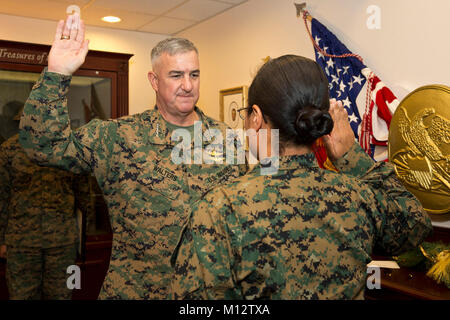 Le Commandant adjoint de la Marine Corps Le général Glenn M. Walters favorise le sergent-chef. Elsy Rose Brésil, fait appel au Commandant adjoint, au Pentagone, Washington, D.C., le 28 novembre 2017. Le Brésil a été épinglé au grade de sergent-chef par le général Joseph F. Dunford, 19e Président des Chefs d'état-major, et le général à la retraite John M. Paxton Jr., ancien commandant adjoint du Corps des Marines, dans sa spécialité militaire de service alimentaire. (U.S. Marine Corps Banque D'Images