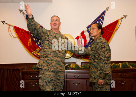 Le Commandant adjoint de la Marine Corps Le général Glenn M. Walters favorise le sergent-chef. Elsy Rose Brésil, fait appel au Commandant adjoint, au Pentagone, Washington, D.C., le 28 novembre 2017. Le Brésil a été épinglé au grade de sergent-chef par le général Joseph F. Dunford, 19e Président des Chefs d'état-major, et le général à la retraite John M. Paxton Jr., ancien commandant adjoint du Corps des Marines, dans sa spécialité militaire de service alimentaire. (U.S. Marine Corps Banque D'Images
