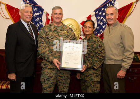 De gauche à droite, le Corps des Marines des États-Unis Le général John M. Paxton Jr., ancien commandant adjoint du Corps des Marines, a pris sa retraite, le Commandant adjoint de la Marine Corps Le général Glenn M. Walters, le sergent d'artillerie principale. Elsy Rose Brésil, fait appel au Commandant adjoint, et le général Joseph F. Dunford, 19e Chef d'état-major interarmées, posent pour une Banque D'Images