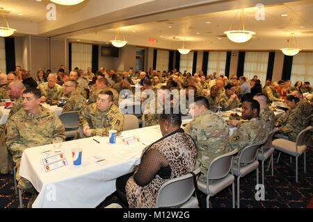 Les membres de l'assistance d'écouter que le lieutenant-colonel Robert Kellam, commandant du 1er bataillon du 291e Bataillon de soutien de la Brigade, fournit des commentaires d'ouverture pour lancer le Fort McCoy célébration de l 2018 Martin Luther King Jr., le 11 janvier 2018 vacances, à Fort McCoy, Wisconsin (Etats-Unis) l'observation a été accueilli par le 1er bataillon du 291e Bataillon de soutien de la Brigade, qui appartient à la 181e Brigade de formation multifonctionnel. Le Rev. Peggy M. Williams, ministre exécutif au Mt. Zion Baptist Church, à Madison, Wisconsin (Etats-Unis), était le conférencier invité pour l'événement. (U.S. Army Banque D'Images