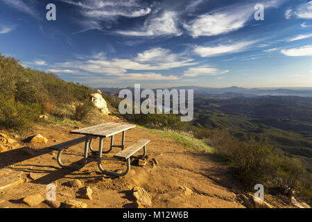 Table de pique-nique et de l'incroyable paysage du Comté de San Diego au sud de sommet d'Iron Mountain à Poway California Banque D'Images