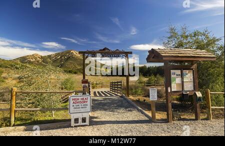 Panneau d'avertissement du sentier de randonnée d'Iron Mountain et du kiosque d'information. Paysage intérieur du comté de San Diego de Poway avec Skyline bleu de Californie du Sud Banque D'Images