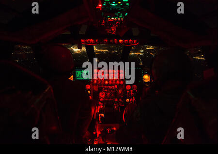 Pilotes de la 23e Escadron expéditionnaire piégée se préparer à atterrir un B-52 Stratofortress à RAF Fairford, Angleterre, après une mission de formation le 17 janvier 2018, à l'appui de l'assurance et des opérations de bombardement de dissuasion. Environ 300 aviateurs et quatre B-52H Stratofortress aéronefs affectés à la 5e Escadre à la bombe à Minot Air Force Base, N.D., participent à la formation commune et des alliés pour améliorer l'interopérabilité des bombardiers. (U.S. Air Force Banque D'Images