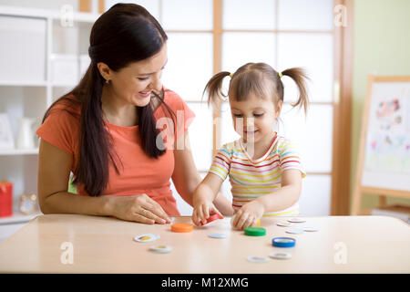 Maman avec enfant créatif s'amuser de temps ensemble Banque D'Images