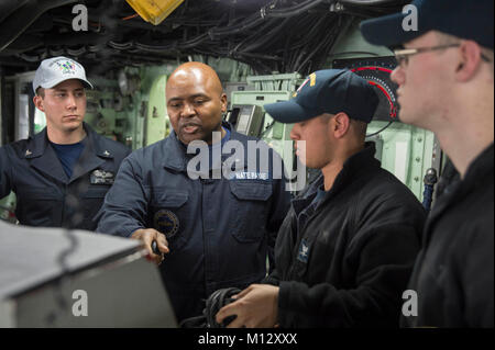 SASEBO, Japon (Janv. 22, 2018) Nate Payne, membre de l'équipe d'inspection du matériel TYCOM, inspecte la barre sur le pont du navire d'assaut amphibie USS Bonhomme Richard (DG 6) dans le cadre d'une des forces de surface de la marine a conduit à deux jours de préparation pour l'évaluation de la mer. L'évaluation de l'équipe évalue la maîtrise de la propulsion, la navigation et la compétence de l'équipe de montres, et certifie que le déploiement d'un navire prêt. Bonhomme Richard, l'avant-déployé à Sasebo, au Japon, est au service de l'avant pour avoir une capacité d'intervention rapide en cas de catastrophe naturelle ou d'urgence régionaux. (U.S. Navy Banque D'Images