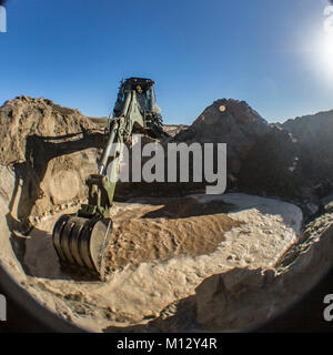 MARINE CORPS BASE CAMP PENDLETON, en Californie - Le Cpl. Gregory Landry, opérateur d'équipement lourd avec du bataillon logistique de combat 11, utilise un Caterpillar 420 F2 Chargeuse-pelleteuse il pour creuser un trou que l'eau non filtrée est stockée dans le cadre de l'exercice main de fer le 23 janvier 2018. Poing de fer exercice réunit des Marines des États-Unis à partir de la 11e unité expéditionnaire de marines et de soldats de la Force de défense de l'autonomie du groupe japonais, Régiment d'infanterie de l'Armée de l'Ouest, d'améliorer leur planification bilatérale, la communication et la conduite d'opérations amphibies. (U.S. Marine Corps Banque D'Images