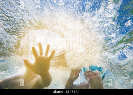 Les projections pour les enfants sous-mains Banque D'Images