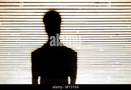 Personne portrait anonyme silhouette en noir et blanc sur fond à motifs Banque D'Images