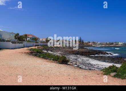 Niveau voie qui mène à la plage de Corralejo, une station balnéaire populaire pour les vacances dans les îles Canaries Banque D'Images