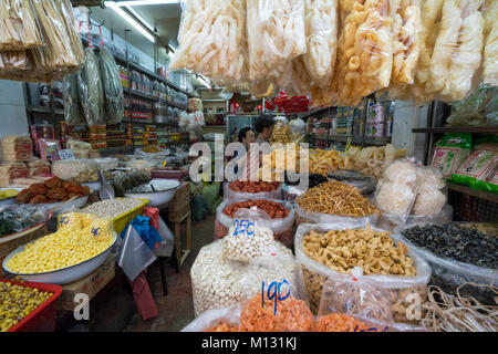 Les gens entre les étals de l'alimentation de rue dans le quartier chinois à Bangkok, Thaïlande Banque D'Images