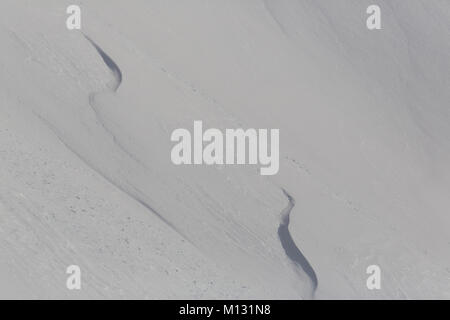 Les lignes naturelles et les vagues de vent en surface de neige en montagne Banque D'Images