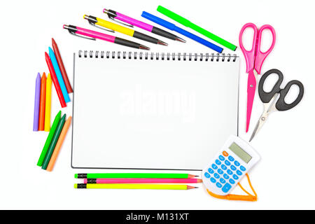 Bloc-notes, crayons de couleur, crayons, marqueurs, stylos et ciseaux, isolé sur fond blanc, Banque D'Images