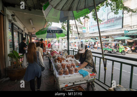 Les gens entre les étals de l'alimentation de rue dans le quartier chinois à Bangkok, Thaïlande Banque D'Images