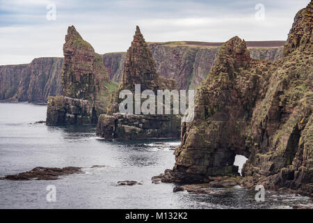 Duncansby Head Sea Stacks près de John O'Groats, Caithness, en Écosse. UK. Banque D'Images